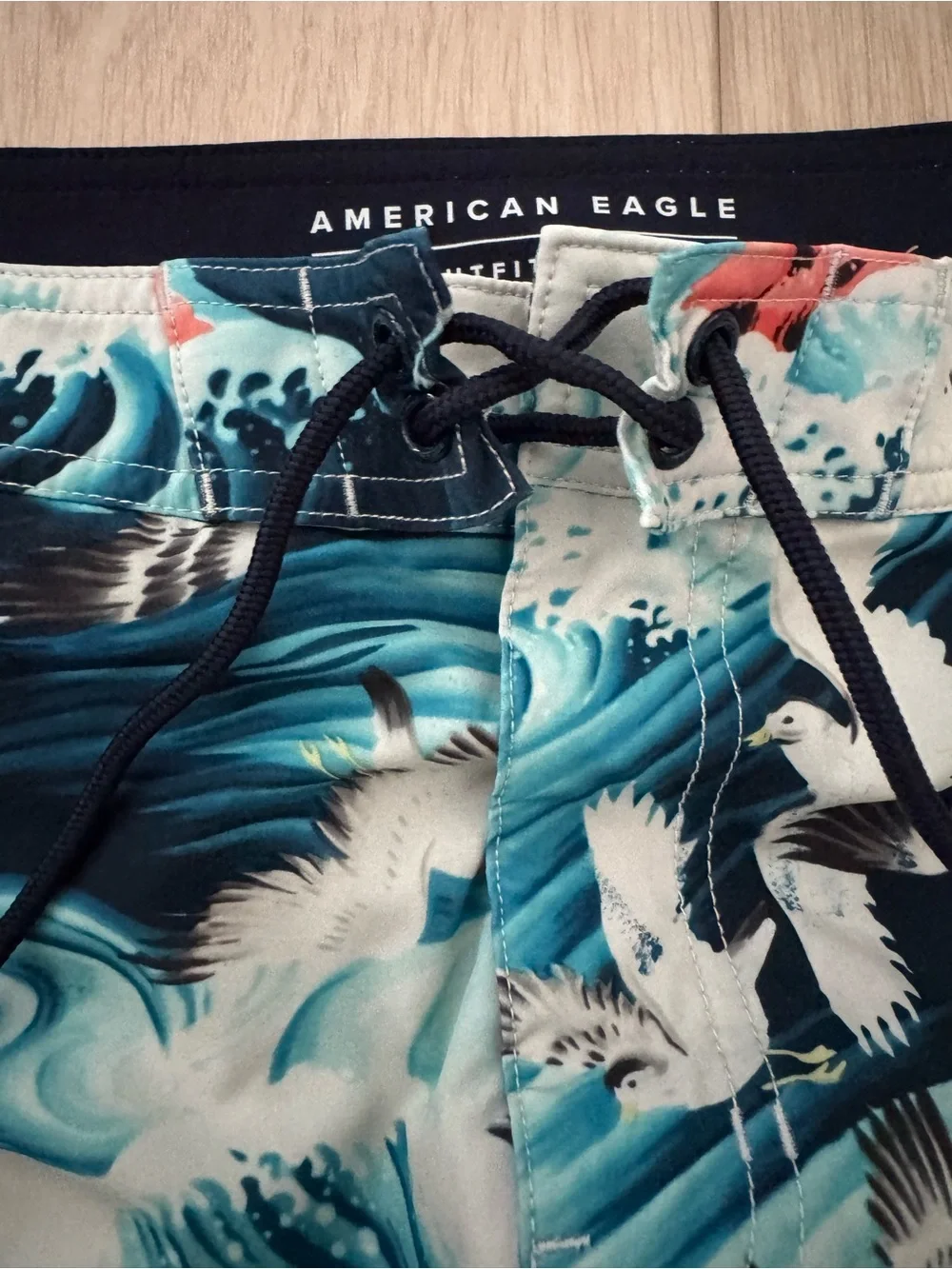 American Eagle men’s Small board shorts swim trunks surf waves white bird print